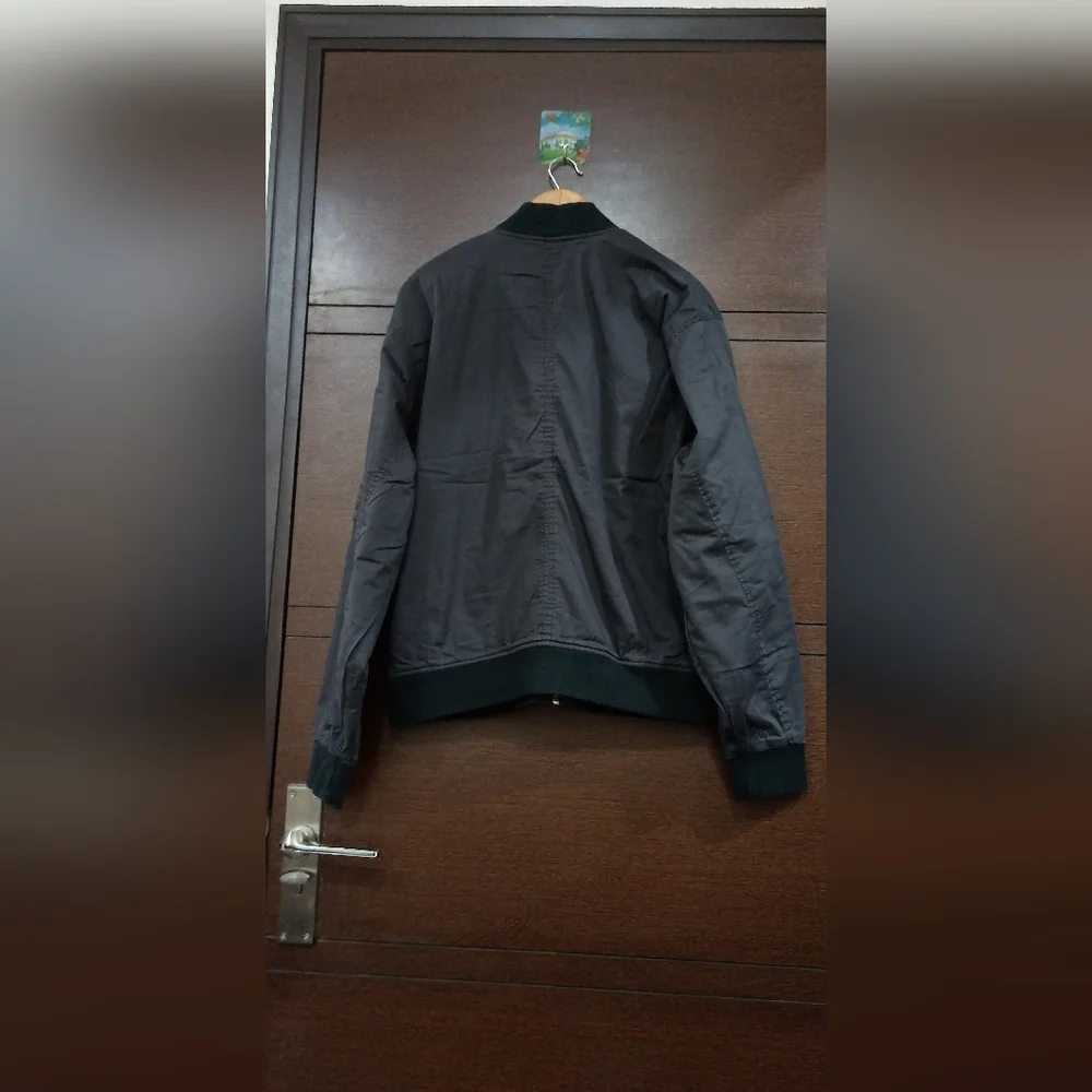 Abercrombie & Fitch - Picture 9 of 9